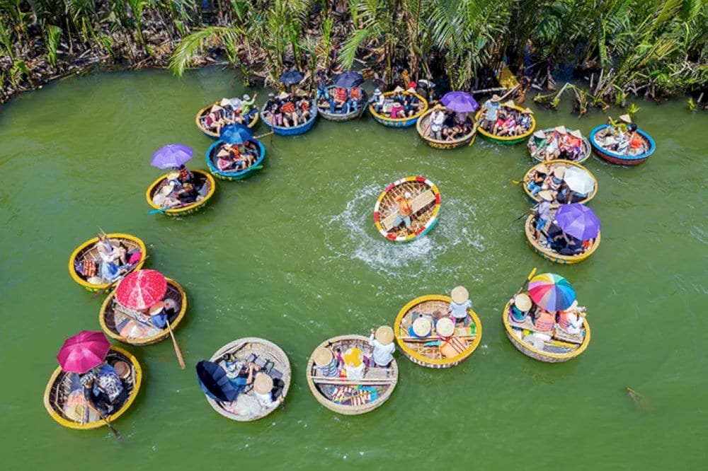 You can also experience basket boat rowing on Bay Mau Coconut Forest